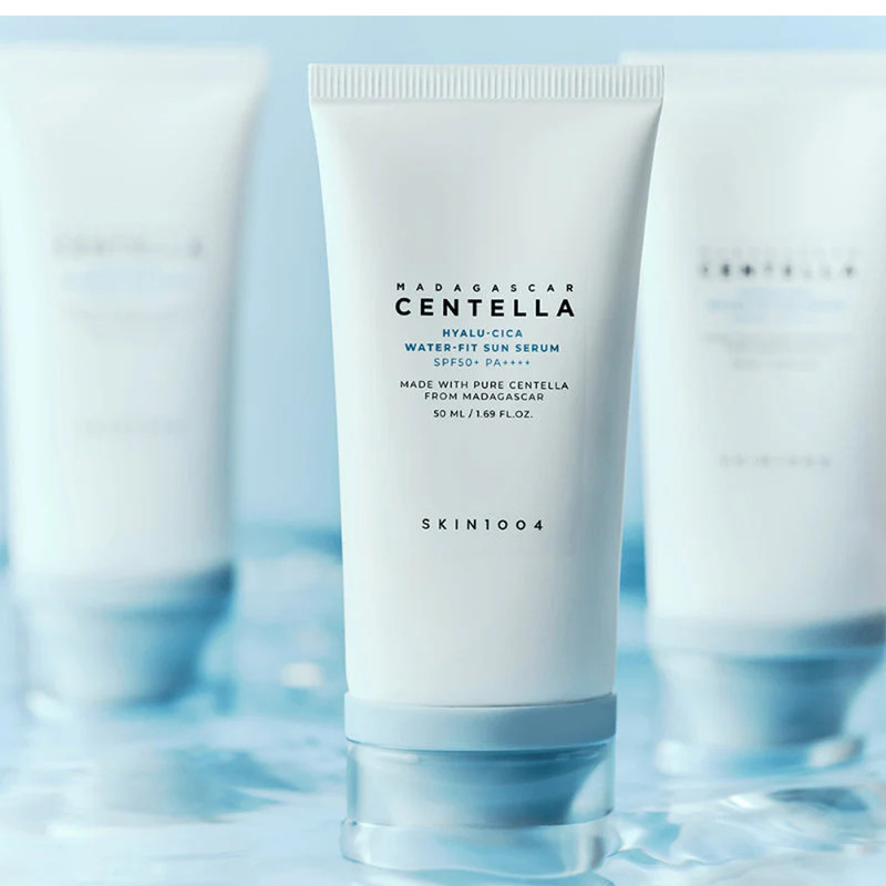 کرم ضد آفتاب بدون رنگ سنتلا مدل Madagascar Centella Hyalu-Cica Water-Fit Sun Serum SPF50+ PA++++ مناسب پوست حساس، نرمال و خشک حجم 50 میلی‌لیتر