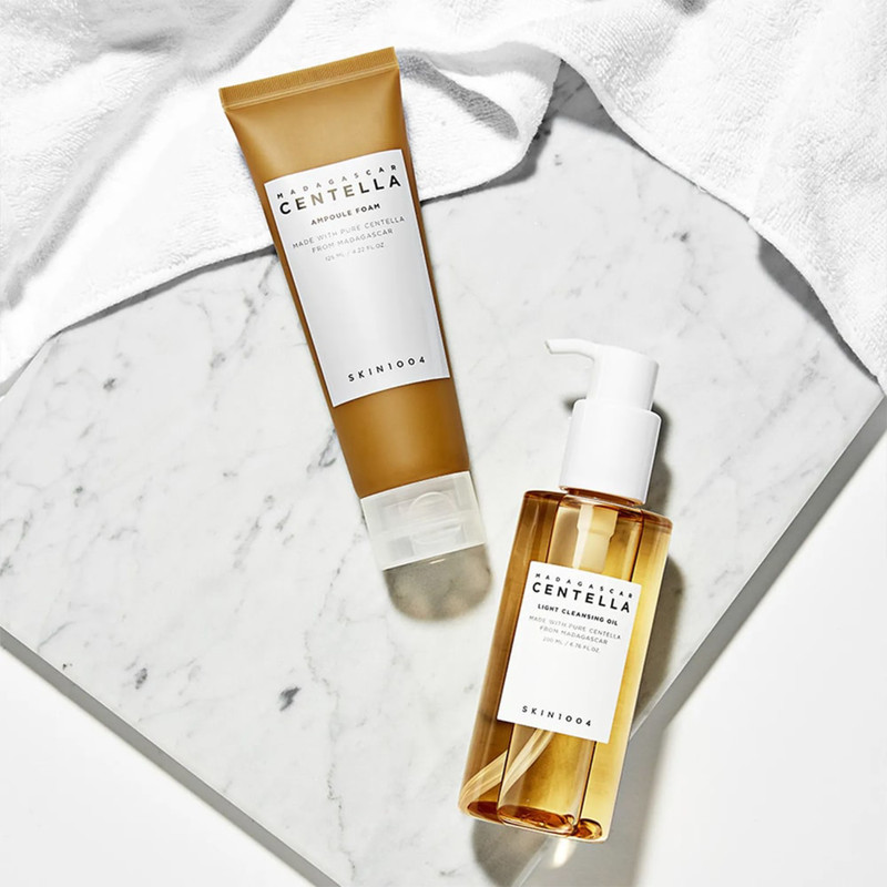 روغن پاک کننده اسکین 1004 مدل Madagascar Centella Light Cleansing Oil حجم 200 میلی‌لیتر به همراه فوم پاک کننده اسکین 1004 مدل Madagascar Centella Ampoule Foam حجم 125 میلی‌لیتر