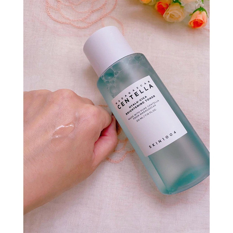 تونر آبرسان و روشن کننده سنتلا اسکین 1004 مدل Madagascar Centella Hyalu-Cica Brightening Toner حجم 210 میلی‌لیتر