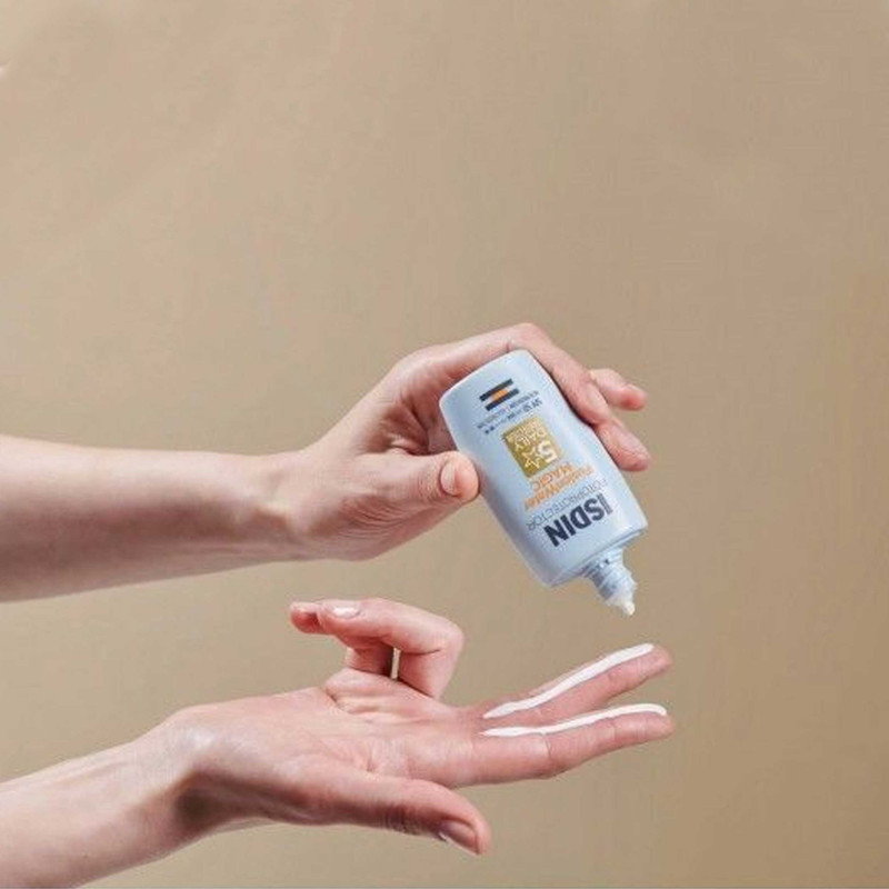 فلوئید ضدآفتاب بدون رنگ ایزدین SPF50 مدل Fusion Water Magic حجم 50 میلی‌لیتر