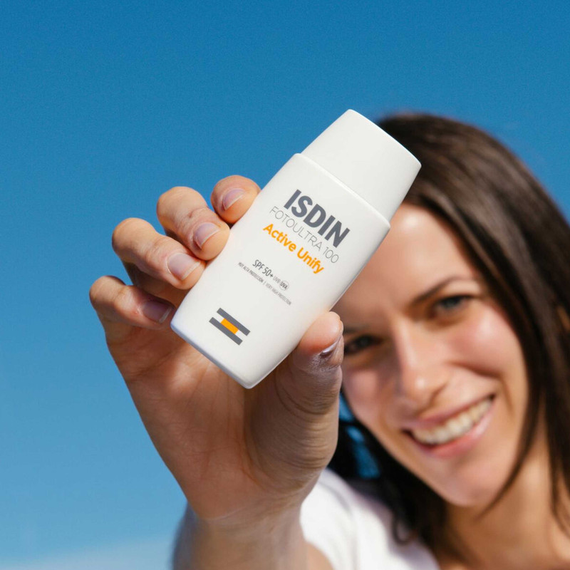 کرم ضدآفتاب بدون رنگ ایزدین SPF50 مدل FotoUltra 100 Active Unify حجم 50 میلی‌لیتر